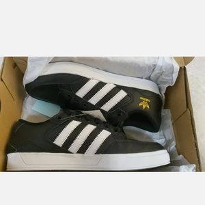 NEW adidas hardcourt low J us size YOUTH 5 shoe